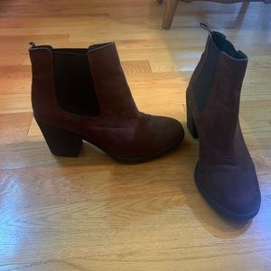 Dark brown seude booties